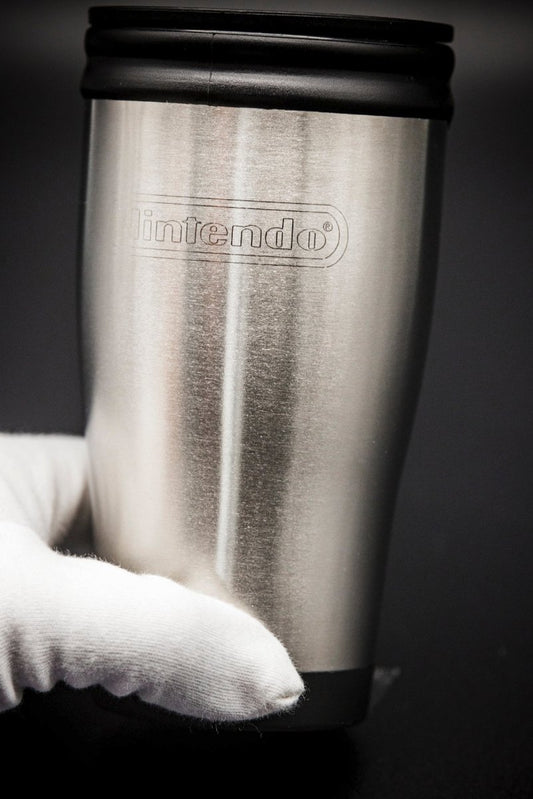 Nintendo-Kaffeebecher-silber-Gravur-Logo-1